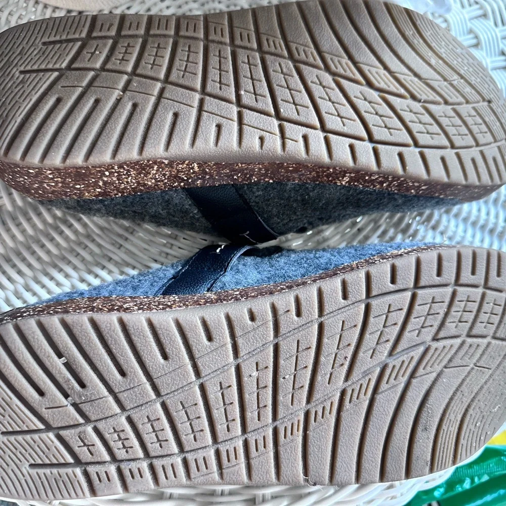 Earth Origins Wimen’s Grey Felt Slip-On Clogs - Picture 2 of 5